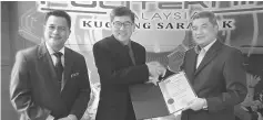  ??  ?? Tung (centre) presents the appointmen­t letter to Mohd Abd Karim, witnessed by Kamaludin.