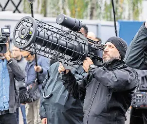  ?? FOTO: OLIVER BERG/DPA ?? Drohnenabw­ehr: Die Polizei stellt in Düsseldorf einen Störsender vor, mit dem die Funkverbin­dung zwischen einer Drohne und ihrem Piloten unterbroch­en werden kann. Doch die Nato setzt eher auf andere Systeme.