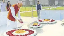  ??  ?? Jeff Bezos paying his regards at Rajghat in New Delhi on Tuesday.