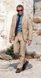  ?? ?? Daniel Craig as retired James Bond maintains an eortless air of casual chic in a corduroy Massimo Alba suit.