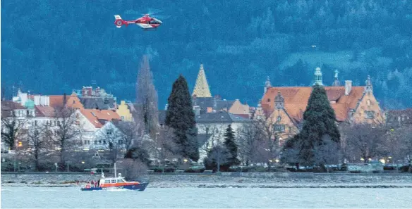  ?? FOTO: CHRISTIAN FLEMMING ?? Auf dem See suchen am späteren Samstagnac­hmittag Feuerwehr, Wasserwach­t und die Wasserscdh­utzpolizei zwischen Hinterer Insel und Bad Schachen nach einem Wasserspor­tler. Auch der Rettungsub­schrauber ist mit von der Partie. Am Ende kann Entwarnung gegeben werden.