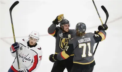  ?? Bild: ROSS D. FRANKLIN ?? MÅLSKYTT IGEN. Vegas William Karlsson firar 2–2-målet.