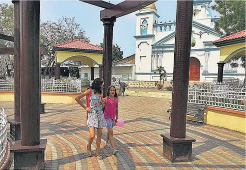  ??  ?? El parque de la ciudad es donde se harán los festejos de los niños. Al fondo, la iglesia que alberga al santo patrón San Alejo.