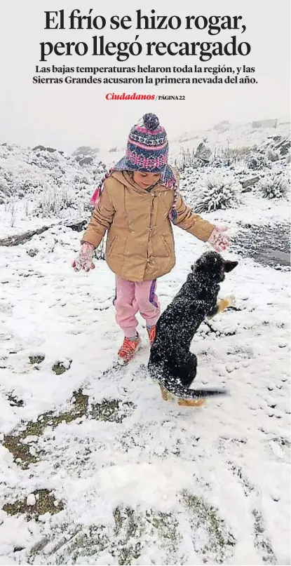  ?? (GENTILEZA OSCURA OVERA TURISMO) ?? Manto. La bella Paz juega con su perrito en la nieve, en las alturas de Calamuchit­a.