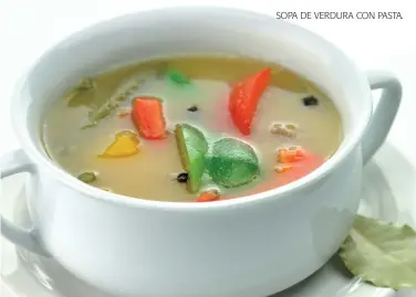  ??  ?? SOPA DE VERDURA CON PASTA.