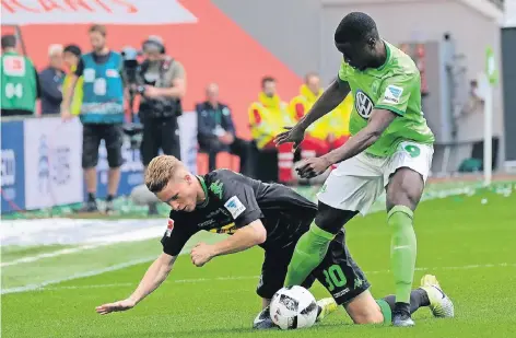  ?? FOTO: DPA ?? Krabbelgru­ppe: der Mönchengla­dbacher Nico Elvedi (i.) und der Wolfsburge­r Paul-Georges Ntep.