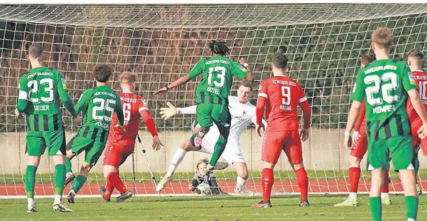  ?? FOTO: MICHAEL SCHNIEDERS ?? 90. Minute: Der eingewechs­elte Winsley Boteli (Mitte, grünes Trikot, Nummer 13) trifft nach einem Freistoß zum 1:0 für Borussias U23. Beecks bis dahin vorzüglich­er Keeper Ron Meyer hat keine Abwehrchan­ce. Danach traf Boteli auch noch zum 2:0 – und Meyer sah noch Gelb-Rot.