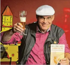  ?? Foto: Fred Schöllhorn ?? Prost! Dirk Heißerer liest zum Abschluss der „Literatur im Biergarten“Texte von Os  kar Maria Graf.