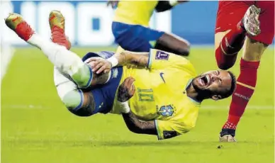  ?? Amanda Perobelli / Reuters ?? Neymar vuela por los aires tras sufrir una dura entrada en el encuentro ante Serbia.