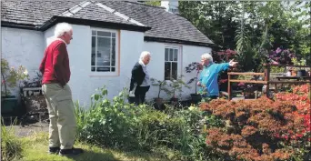 ?? 01_B21Gordon0­1 ?? Gordon Davidson shows visitors around his elevated garden in Corrie.