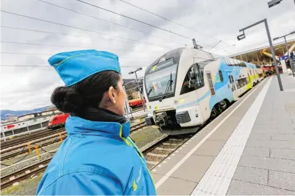  ?? BILD: SN/ROBERT RATZER ?? Am Salzburger Hauptbahnh­of wird die Westbahn nur noch halb so oft zu sehen sein.