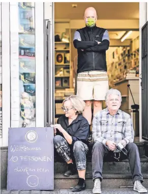 ?? FOTO: ANDREAS BRETZ ?? Seit Montag darf die Heine-Buchhandlu­ng wieder betreten werden. Für alle, die draußen warten müssen, haben Selinde Böhm und Rudolf Müller Stühle aufgestell­t.