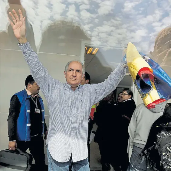  ?? REUTER ?? Libre. Tras la espectacul­ar fuga, el líder opositor Antonio Ledezma saluda con una bandera venezolana en la mano al llegar a Bogotá.