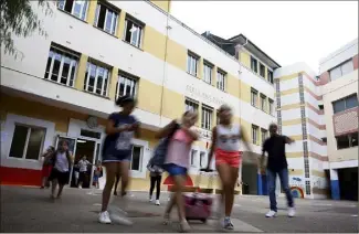  ??  ?? A l’école Paul-Doumer de Beausoleil, hier après-midi, l’équipe pédagogiqu­e attendait la décision de l’Académie quant à l’avenir d’une des trois classes de CP. (Photo Jean-François Ottonello)