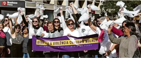  ?? Henry Milleo/Fotoarena/ Agência O Globo ?? Grupo de mulheres, em Curitiba (PR), na terça (7), em em ato pelos 13 anos da Lei Maria da Penha