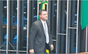  ?? Marcos Oliveira/Agência Senado ?? Senador eleito, primogênit­o de Jair Bolsonaro alega que não pode ser responsabi­lizado por atos de terceiros