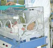  ??  ?? CureUn bimbo ricoverato nel reparto di Terapia intensiva neonatale: al Civile ce ne sono decine di prematuri