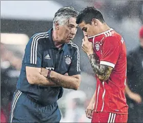  ?? FOTO: EFE ?? Ancelotti, dando instruccio­nes a James Rodríguez, que llega cedido al Bayern