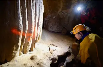  ??  ?? Les spéléologu­es se désolent de voir des flèches peintes dans cette grotte varoise, où un cadavre de couleuvre a aussi été découvert. Ils y retournero­nt à la rentrée pour une grande opération de nettoyage.