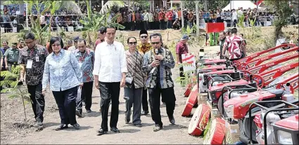  ?? YUYUNG ABDI/JAWA POS ?? BERI DAMPAK POSITIF: Dari kiri, Direktur Bisnis Usaha Kecil dan Jaringan Bank Negara Indonesia (BNI) Catur Budi Harto, Menteri Lingkungan Hidup dan Kehutanan Siti Nurbaya, serta Presiden Joko Widodo saat meninjau lokasi hutan sosial di Brani Wetan,...