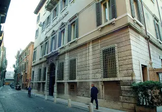  ??  ?? In via Garibaldi L’ex sede Unicredit è componente principale del Piano Folin: qui un centro congressi e un albergo