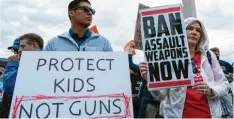  ?? Foto: Jose Luis Magana, AP/dpa ?? „Schützt Kinder, nicht Waffen“, fordern Demonstran­ten in der US‰Hauptstadt Wa‰ shington.