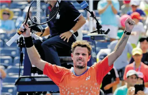  ?? GETTY ?? Stan Wawrinka trotzte der brütenden Hitze und steht nach einem Umweg in der 3. Runde, wo er auf Milos Raonic trifft.