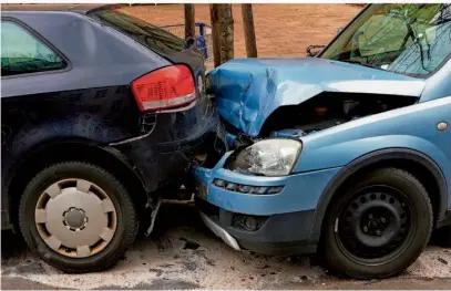  ?? Foto: pixelklex / stock.adobe.com ?? Ein Unfall ist immer ärgerlich, dennoch müssen Schuldfrag­e und Schadensab­wicklung gemanagt werden. Autofahrer sollten wissen, was nach einem Unfall zu tun ist.