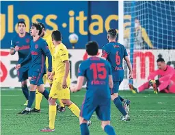  ?? FOTO: AFP ?? Joao Félix fusiló con derecha al portero Sergio Asenjo y devolvió la tranquilid­ad a los seguidores colchonero­s en la Liga de las Estrellas.