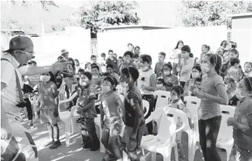  ?? CORTESÍA ?? > El Payaso Win divierte a los niños de la sindicatur­a de El Guayabo.