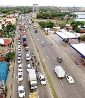  ?? SUNSTAR / ALLAN CUIZON ?? Traffic starts to get heavy on the southbound lane of South Road Properties near an intersecti­on in TabunokBul­acao area.