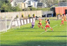  ?? Pic: JamesAndre­wMcGowan ?? Close call Dougie Ryan almost scores for Thistle against Rossvale