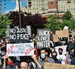  ??  ?? Une manifestat­ion contre les violences policières à Philadelph­ie, le 1er juin.