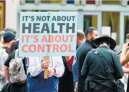  ?? Photo / Alex Burton ?? Anti-:Caption2va­ccination mandate protesters outside Auckland High Court yesterday.