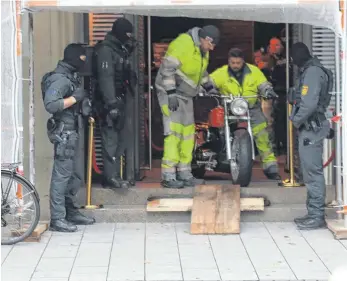  ?? FOTO: RALF ZWIEBLER ?? Polizei und Staatsanwa­ltschaft beschlagna­hmten am Mittwoch in einer groß angelegten Razzia in Ulm das Motorrad eines Shisha-Bar-Betreibers. Er soll Kreditkart­en-Betrügerei­en begangen haben.