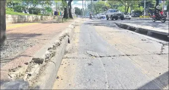  ??  ?? Los cordones se encuentran rotos y sus restos están esparcidos. El asfalto tiene orificios.