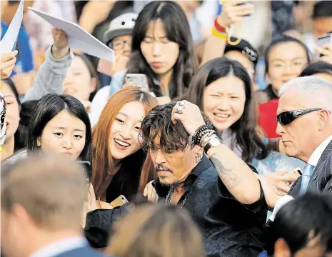  ?? Foto: AP ?? Idol v obležení Johnny Depp se při světové premiéře pátých Pirátů z Karibiku v Šanghaji takřka ztrácel v davu fanoušků.