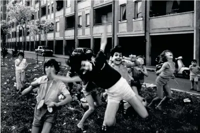  ??  ?? Periferie Milano anni 70 quartiere Quarto Oggiaro. (Foto di Gianni Berengo Gardin /Contrasto)