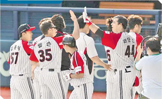  ??  ?? Roberto fue felicitado por todos sus compañeros, después de su tablazo que decidió el juego. /