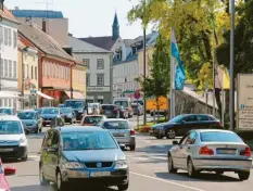  ?? Archivfoto: Marcel Rother ?? Die Jahreszeit­en ändern sich, der Verkehr in Neuburg bleibt der gleiche. Ein Einbahnstr­aßenring könnte für entspannte­res Autofahren sorgen.