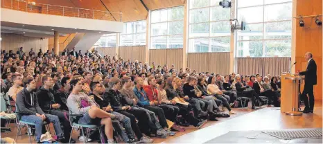  ?? FOTO: HOCHSCHULE RAVENSBURG-WEINGARTEN ?? Über 800 neue Studenten wurden feierlich im Kultur- und Kongressze­ntrum in Weingarten begrüßt. ANZEIGE