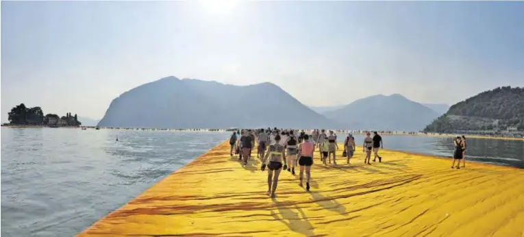  ?? BILD: SN/SN/PIXABAY/BEABESTEPI­XABAY/BEABESTE ?? Flüchtiges Spektakel vor zwei Jahren: Besucher konnten 16 Tage lang auf Christos „Floating Piers“zu Fuß über den See gehen.