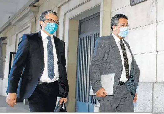  ?? ANTONIO PIZARRO ?? El ex líder de Vox Francisco Serrano (d), que declara como imputado por fraude de subvencion­es, camina ante la sede de los Juzgados de Sevilla.
