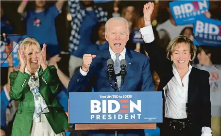  ?? FOTO ČTK/AP ?? Jsem opět ve hře! Bývalý viceprezid­ent Joe Biden se nečekaně vyhoupl na pozici favorita klání o prezidents­kou nominaci za demokraty.