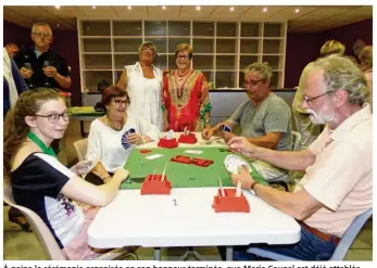  ??  ?? À peine la cérémonie organisée en son honneur terminée, que Marie Coupel est déjà attablée, cartes en main, pour s’adonner à sa passion : le bridge.