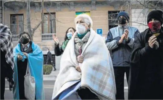  ??  ?? Una mujer tapada con mantas en una protesta por los cortes de luz en la zona norte de Granada.