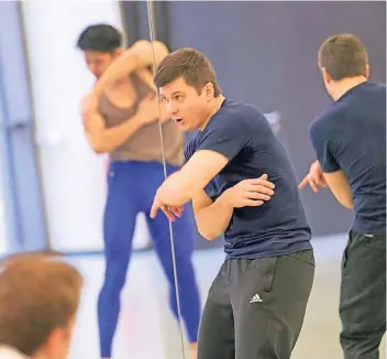  ?? FOTO: GERT WEIGELT ?? „Mein Druck kommt von innen“: Ballettche­f Remus Sucheana bei der Probe.