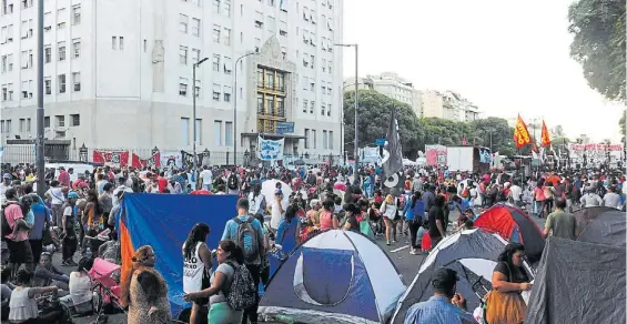 ?? JUAN MANUEL FOGLIA ?? Protesta. Integrante­s de movimiento­s sociales ayer se preparaban para acampar frente al Ministerio de Desarrollo Social.