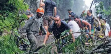  ?? Associated Press ?? Firefighte­rs, municipal workers, police officers take part in a rescue operation in Rio de Janeiro on Wednesday.