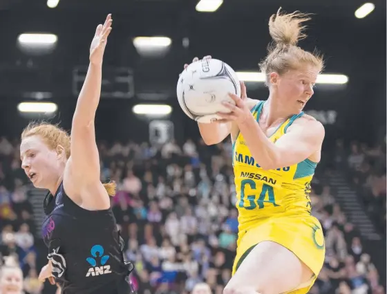  ?? Picture: AAP IMAGE ?? Australia’s Tegan Philip (right) beats Samantha Sinclair of New Zealand during the Diamonds’ heavy loss in Invercargi­ll yesterday.